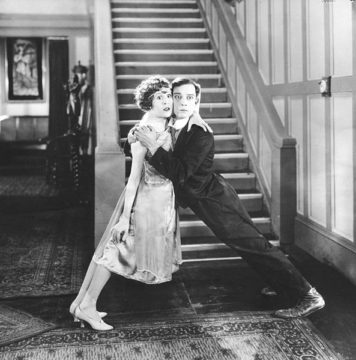 Virginia Fox en Buster Keaton vliegen elkaar in de armen in The Electric House (1922).