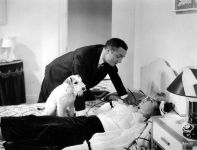Publiciteitsfoto voor de film The Thin Man (1934), met William Powell, Myrna Loy en het hondje Asta.