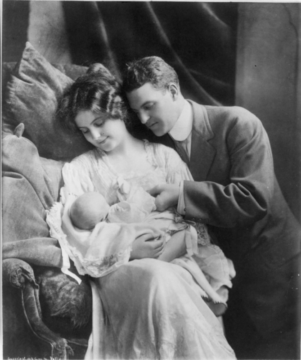 Een jong stel en hun baby. Circa 1912.