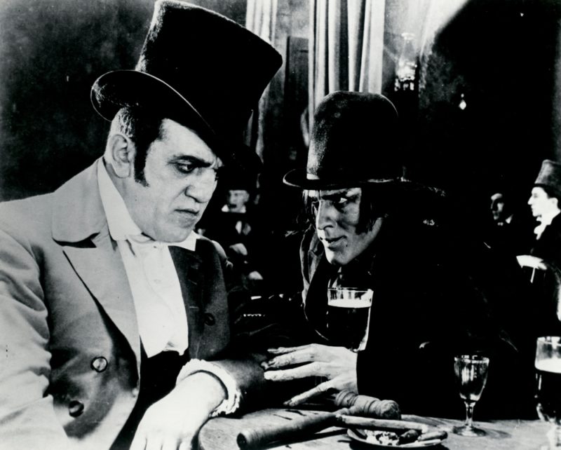 John Barrymore (rechts) in Dr. Jekyll and Mr. Hyde (1920), een verfilming van de klassieker van Robert Louis Stevenson.