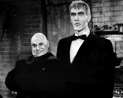 Jackie Coogan (Uncle Fester) en Ted Cassidy (Lurc), twee karakters uit de jaren zestig The Addams Family.