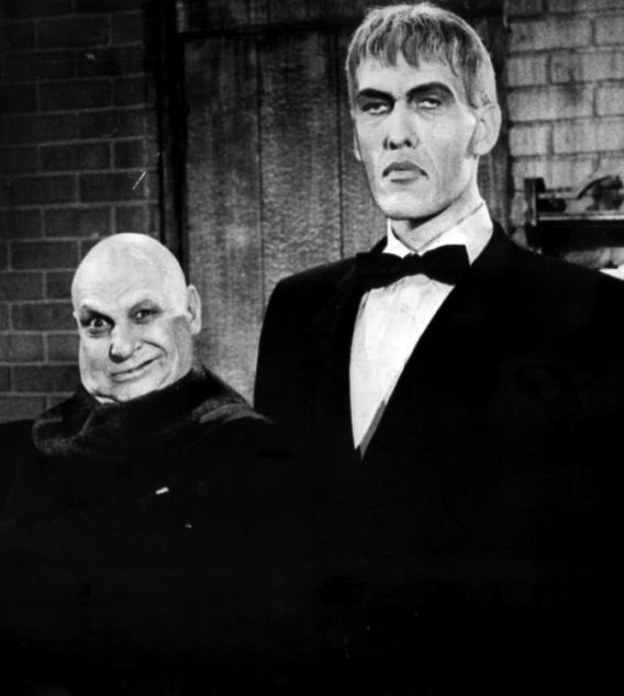 Jackie Coogan (Uncle Fester) en Ted Cassidy (Lurc), twee karakters uit de jaren zestig The Addams Family.