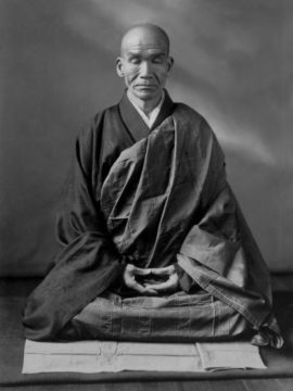 De Japanse Zenmeester Kodo Sawaki doet zazenmeditatie.