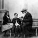 Schrijver en filosoof Lev Nikolayevitch (Leo) Tolstoj met zijn kleinkinderen, een jaar voor zijn overlijden, in 1909.