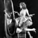 Actrice en latere auteur/filmproducente Mary Pickford werpt een blik in de spiegel. Credits: Alfred Cheney Johnston, 1920.