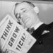 Napoleon Hill met zijn boek 'Think and Grow Rich' uit 1937.